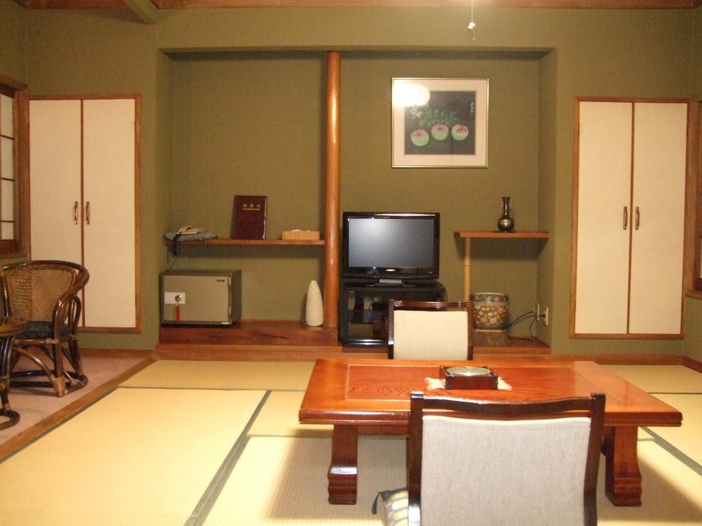 Marunaka Ryokan Matsumoto Zimmer foto